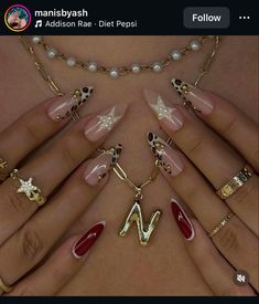 Nails On Chest Pose, Red Manicure Designs, Red Gold Nails Design, Vegas Nails, Nail Jewelry, Girls Nails, Nail Art Ideas