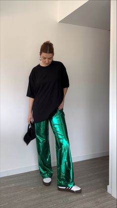 How To Style Metallic Pants, Shiny Pants Outfit, Glam Casual Outfit, Colorful Pants Outfit, Glitter Pants Outfit, Metallic Outfit Ideas, Semi Casual Outfit Women, Metallic Pants Outfit, Metallic Outfit