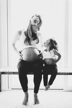 will need a pic like this when baby #2 is on the way. Mother Daughter Maternity, A Pregnant Woman, Pregnancy Fashion, Pregnant Woman, Pregnancy Outfits, Shooting Photo, Naha