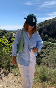 Prendas como esta aquí 😍 Outfit Ideas Primavera, Blue Button Down Shirt Outfit, Blue And White Outfit, 00s Mode, Outfits Primavera, Casual Chic Outfits, Traje Casual, Elegante Casual, Causual Outfits