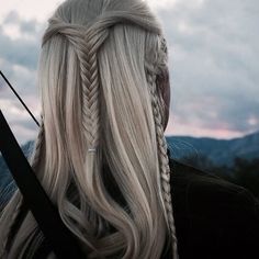 a reminder that legolas had a upside down fishtail braid as his hairstyle Easy Fishtail Braid, Halloweenský Makeup, Fishtail Braid, Nicole Scherzinger, Long Blonde, Trending Hairstyles, Long Blonde Hair