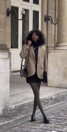 Loafers Preppy Outfit, Black Ivy Style Women, Outfits With Tights Black Women, Black Ivy Style, Rich Fashion Aesthetic, Broadway Aesthetic Outfit, Girly Office Outfits, Dark Preppy Aesthetic, Black Preppy Outfit