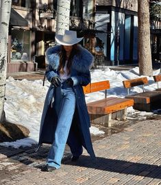 #aspen #colorado #westernwear #western #chic #style #fashion Coat Winter Outfit, Ski Trip Outfit, Estilo Country, Rodeo Outfits, Aspen Colorado, Western Outfits Women