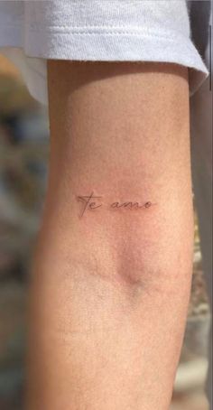 a woman's leg with the word, yes come tattooed on her right thigh