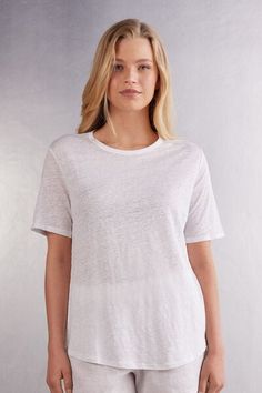 Shirt made of soft, pure linen jersey. It is an indispensable t-shirt on the hottest days. Short Sleeve Linen T-shirt For Loungewear, Casual Linen T-shirt For Layering, Effortless Summer T-shirt For Layering, Casual Linen T-shirt For Loungewear, Summer Linen T-shirt For Layering, Everyday Linen Tops With Shirttail Hem, Relaxed Summer T-shirt For Layering, Relaxed Summer Layering T-shirt, Linen Crew Neck T-shirt