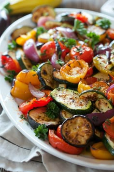 A colorful plate of grilled vegetables including zucchini, bell peppers, tomatoes, and onions, garnished with fresh parsley. Mediterranean Dinner Party Recipes, Medditeranean Food Mediterranean Recipes, Medatrainian Diet Recipes, Medditeranean Food Recipes, Mediterranean Vegetarian Recipes, Mediterranean Dinner, Mediterranean Beauty, Comfort Soup Recipes, Healthy Dinner Ideas