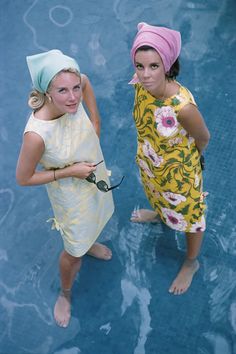 For Sale on 1stDibs - 'Palm Beach Ladies' 1964 Slim Aarons Limited Estate Edition, Color Print by Slim Aarons. Offered by Galerie Prints. Luxury Dress For Costume Party In Summer, Luxury Vintage Beach Dress, Palm Beach Slim Aarons, Slim Aaron, Slim Aarons Photography, Slim Aarons Photos, 60s Fashion Trends, Rodney Smith, Patti Hansen