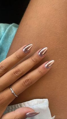 Trending Acrylic Nails Chrome, Acrylic Nails Ideas Chrome, Minimalist Nails Chic, Chrome Nail Aesthetic, Colored Chrome Acrylic Nails, Short Acrylic Nails Metallic, Metallic Oval Nails, Nails Claws Short, Summer 23 Nail Colors