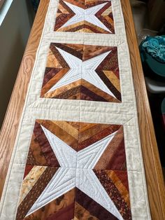 a quilted table runner with stars on it