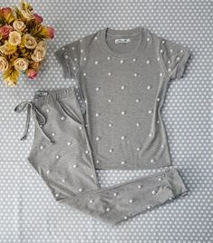 CONJUNTO Cinza - Blusa e Calça Viscolycra Todo Bordado em Pérolas Cute Sleepwear, Cute Pajama Sets, Pajama Outfits, Cute Lazy Outfits, Trendy Fashion Tops, Cute Pajamas, Cute Comfy Outfits