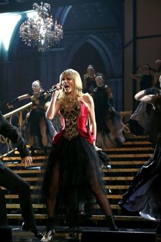 taylor swift performs on stage at the 2012 american music awards