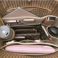 Studera Motivation, Inside My Bag, Purse Essentials, Handbag Essentials, Lv Bags, What In My Bag, Handbag Organization, Purse Organization, School Motivation