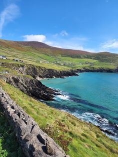 Beautiful Ireland on a sunny day. Drive around the Dingle Peninsula and discover the beauty of the Atlantic Ocean. Carolina Core, Erin Ireland, Rural Ireland, Galway Girl, Dingle Peninsula, Dublin Travel, Irish Countryside