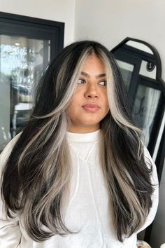 25 Platinum Blonde Dreams: Hair Color Ideas That Define Modern Elegance Rambut Brunette, Platinum Blonde Hair Color, Money Piece, Black Hair With Highlights, Hair Streaks, Long Layered Haircuts, Edgy Hair, Platinum Blonde Hair, Haircuts For Long Hair