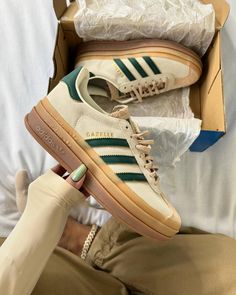 Les Gazelle à plate-forme, plutôt pour ou contre ? 😜 👟: Adidas Gazelle Bold Magic Beige Collegiate Green 📸: @baddiiiiie Adidas Gazelle Outfit, Adidas Gazelle Bold, Sneakers Outfit Casual, Gazelle Bold, Bold Shoes, Green Magic, Trendy Shoes Sneakers, Preppy Shoes, All Nike Shoes