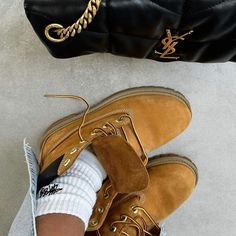 Tim’s Outfits Women, Timberlands Aesthetic, Timberland Boots Aesthetic, Shoes Trend 2024, Outfits With Timberland Boots, Timberland Aesthetic, Timbs Fit, Shoes Aesthetic Nike, Timberland Boots Outfit Women