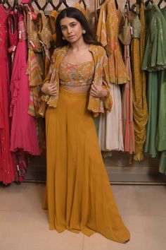 "14 Versatile Crop Tops Outfit Ideas for Day to Night Looks" Lehenga Poses, Haldi Dress Ideas, Paulmi And Harsh, Inai Pengantin, डिजाइनर कपड़े, Haldi Outfits, Function Dresses, Floral Belt