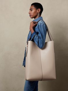 Luxury Everyday Shoulder Bag In Signature Coated Canvas, Everlane Italian Leather Studio Bag, Oversized Handbags Totes, Cuyana Work Bag, Luxury Designer Work Bags, Everlane Form Bag, Bags Aesthetic, Working Woman, Aesthetic Girl