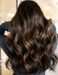 Caramel Highlights for Dark Hair Dark Brown Hair With Highlights, Highlights For Dark Brown Hair, Cinnamon Hair, Caramel Drizzle, Hair With Highlights, Recipes Chocolate, Dark Hair With Highlights, Caramel Hair