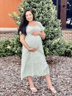 A floral print maternity midi dress featuring a sweetheart neckline, a smocked top, shot puff sleeves, side pockets and a ruffle hem. Skirt is double lined. Ruffle Hem Skirt, Hem Skirt, Sweetheart Neck, Sweetheart Neckline