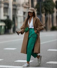 Sophisticated Outfits Classy Chic Street Styles, Colorful Boots Outfit, Stile Casual Chic, Chique Outfit, Stylish Work Attire, Mode Casual, Looks Street Style, Brown Coat, Green Pants