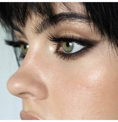 Eyeliner Tips, Mekap Mata, Alyssa Edwards, Makeup Looks For Green Eyes, Smokey Eyeliner, Black Smokey, Brown Eyeliner