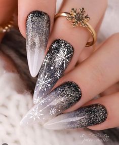 Trendy & Unique Acrylic Nail Inspirations Golden Nails, Edgy Nails, Nail Design Inspiration, Rose Gold Nails, Christmas Nails Acrylic, Sparkle Nails