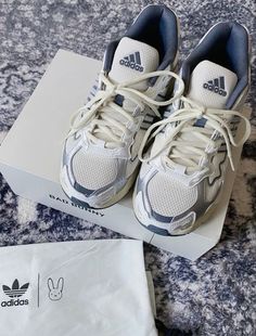 Pretty Adidas Shoes, Adidas Vintage Shoes, Netball Shoes, Sepatu Platform, Trendy Shoes Sneakers, Dr Shoes, Pretty Shoes Sneakers, Shoe Wishlist, Nike Force