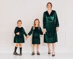 Add a touch of elegance to your maternity journey with our emerald green Mommy And Me dresses! Perfect for baby showers and photo shoots, these matching velvet dresses create stunning mother-daughter moments. Elevate your cocktail attire with our sophisticated outfits, designed to make you shine. Capture the beauty of togetherness in style with our mother-daughter matching velvet dress set. ☀️WE'RE GRATEFUL YOU'VE CHOSEN US! We offer: ● Fast Shipping ● High Quality Products ● A Great Customer Se Elegant Green Maternity Dress For Party, Elegant Green Maternity Party Dress, Elegant Green Maternity Dress, Green Long Sleeve Maternity Dress, Dresses Baby Shower, Velvet Holiday Dress, Family Christmas Outfits, Match Velvet, Cocktail Party Outfit