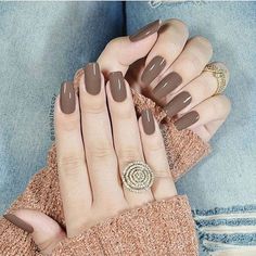 Como ves, no solamente está bien usar el café en tonos claros, también Nail Paint Shades, Nail Paints, Brown Nail Polish, Brown Nail, Latest Nail Designs, Nails Brown, Clothes Wishlist, Square Nail Designs, Nail Colour