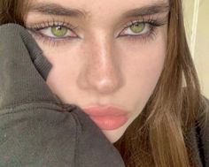 Brunette Green Eyes, Makeup Looks For Green Eyes, Girl With Green Eyes, Makijaż Smokey Eye, Grunge Makeup, Makeup For Green Eyes, Pretty Eyes