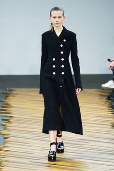 With Fashion Month wrapping up, here's our pick of the ten bet looks from Paris Fashion Week. Looks Paris, Celine Coat, Dress Over Pants, Celine Paris, 2017 Fashion Trends, Fashion Marketing, Couture Gowns