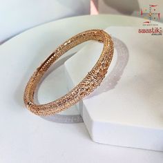 Gold ke bangle har aurat ki pehchaan aur ek timeless beauty ka symbol hote hain. Lekin kya aapko lagta hai: 1️⃣ Bangle kharidte waqt gold ka lowest rate aur sahi price milega ya nahi? 2️⃣ Aapka bill aur uski cost details aapke samajhne layak explain ki jaati hain? 3️⃣ Discounts lena achha lagta hai, lekin kya woh quality aur craftsmanship par compromise ka signal deta hai? Ye sab sochkar jewellery kharidna mushkil lagta hai, hai na? 😔 Hum yeh sab asaan karte hain! 🙌 ✅ Lowest Gold Rate: Aa...