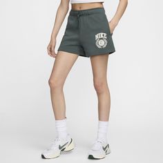 Keep it comfy, cozy and collegiate in these Club Fleece shorts. Midweight semi-brushed fleece helps keep you cozy while still being breezy. Varsity-inspired graphics add a throwback vibe. Graphic Shorts, Nike Sportswear Club Fleece, Nike Sale, Fleece Shorts, Women Lifestyle, Comfy Cozy, Green Fashion, Nike Sportswear, Air Jordans