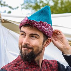 🌿💪 100% wool! 100% linen! Crafted in the heart of Europe! Introducing our meticulously crafted medieval hat inspired by the legendary Robin Hood. Made from high-quality materials, this hat features a pointed front and a beautifully patterned brocade trim. The base of our woodsman hat is made from 100% wool and lined with 100% linen, ensuring comfort and durability. 🛒 Visit our shop on Etsy: https://www.etsy.com/pl/shop/SPESMedievalMarket  📝 Key Features  ◾ Handcrafted Quality: Expertly crafted with attention to detail. ◾ Premium Materials: Made from 100% wool with a 100% linen lining. ◾ Distinctive Design: Features a pointed front and patterned trim. ◾ Historical Authenticity: Ideal for medieval pilgrims, hunters, archers, merchant, and courtiers. ◾ Unisex: Suitable for all genders. ◾ Hood Hat Pattern, Medieval Headwear, Robin Hood Hat, Medieval Hats, Fair Outfit, Fair Outfits, Gnome Hat, Heart Of Europe, Bucket Hats