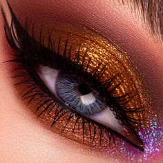 A space-age dream of 10 blendable, high-performance eyeshadows in five futuristic finishes designed for infinite artistry. Huetopian Dream, Hatter Makeup, Plum Eyeshadow, Month Ideas, Girly Pop, Nebulas, Disney Makeup, Art Makeup