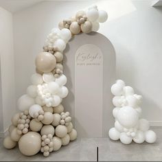 balloons are arranged in the shape of an arch