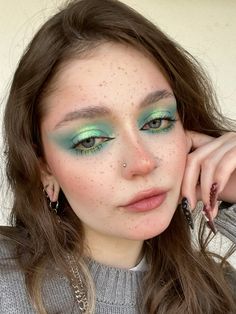 Green Sparkly Makeup, Mint Makeup Looks, Mint Makeup, Statement Makeup, Christmas Eyeshadow, Sparkly Makeup, Shimmer Makeup