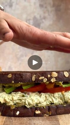 257K views · 20K reactions | Idea de cena deliciosa, sándwich “Tunacado” que se volvió muy viral por un famoso restaurante. Y me lo antojó mi amiga Gio. Estoy usando el pan Oroweat Centeno con Masa Madre, que queda espectacular.
 
Ingredientes:
•Pan Oroweat Centeno con Masa Madre @oroweatmx 
•300 gr de atún
•1 aguacate
•1/2 Cebolla morada finamente picada 
•1/4 taza de cilantro
•3 cdas de alcaparras picadas
•1/4 taza de eneldo finamente picado
•1/2 taza de mayonesa (pueden agregarle menos mayonesa y ponerle yogurt griego si gustan)
•1 cda de mostaza dijon
•Limón al gusto
•1 cda de salsa macha
•sal y pimienta al gusto
•1 cdita de ajo en polvo
•1 chorrito de aceite de ajonjolí 
•Pesto (pueden comprarlo en cualquier súper)
•Tomate
•Aguacate en rodajas
Para la salsa spicy: mayonesa, chipotle, Tunacado Sandwich, Chipotle Salsa, Fall Feast, Tuna Avocado, Christmas Dinner, Cilantro, Pesto, Sandwiches