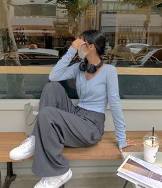 Korean Outfit Ideas, Grey Pants Outfit, Simple Style Outfits, Outfit Korean, Business Chic, Minimal Outfit, Casual Chic Outfit, Cozy Outfit