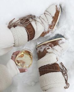 Christmas Snow Outfit, Moonboots Outfits, Aspen Aesthetic, Snow Glasses, Winter Shoes Boots