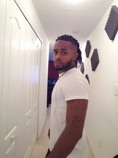 Faux Locs with High Taper. Man this dude is really out here letting them know what it look like! Saving to my album! I wish he'd upload more angles. Big ups! If you know his intagram, put it in the comment section! Fresh Haircuts, Men Hair Cuts, High Taper, Beard Suit, Rectangular Face, Faux Locs Styles, Faux Dreads, Afro Samurai