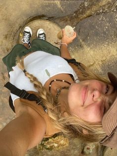 Granola Outfits, Surfergirl Style, Granola Aesthetic, Granola Girl Aesthetic, Warm Scarves, Mode Hippie, Foto Tips, Foto Poses, Granola Girl