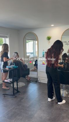 TAYLOR DELLATORRE | HAIR VIDEOS | BLONDES | 🎥 Foilayage Technique (No Rootmelt Needed) ✨Working up the head alternate between horizontal and “V” sections. Bring the highest point of … | Instagram