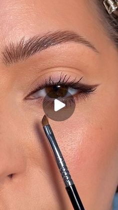 How To Eyeliner With Eyeshadow, Tutorial On Eyeliner, Modern Eyeliner Looks, Basic Eye Makeup For Beginners Natural, Felt Tip Eyeliner Tutorial, Modern Eye Makeup, Eyeshadow As Eyeliner Looks, Bright Eye Makeup Natural, Everyday Eyeliner Tutorial