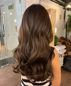 Nutella Hair Color, Hair Color Hazelnut, Toffe Haircolor, Copper Brown Hair With Highlights, Light Medium Brown Hair, Melting Hazelnut Hair, Latte Brunnet Hair, Chestnut Brown Hair Wella, Hazelnut Hair Color