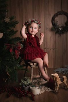 Christmas Photoshoot Props, Baby Pictures Christmas, Baby Photoshoot Christmas, Christmas Cute Outfits, Christmas Baby Photoshoot Ideas, Christmas Baby Outfits, Christmas Baby Photoshoot, Christmas Baby Shower Decorations, Cute Outfits Ideas