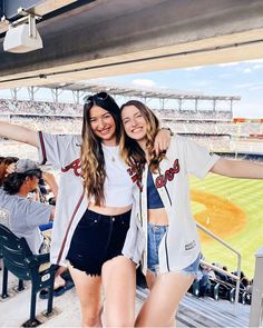 Braves Womens Outfit, Watching Basketball Game Outfit For Women, Baseball Outfit Women Jersey, Sorority Baseball Jersey, Braves Baseball Game Outfit, White Baseball Jersey Outfit, Braves Jersey Outfit, Jersey Baseball Outfit