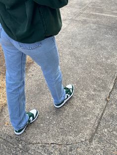 #sneakers #greendunklows #outfitinspo #streetstyle #city #levisjeans #sneakeraesthetic Jeans And Adidas Sneakers Outfit, Low Sneakers Outfit, Jordan Low Outfit, Nike Low Dunks Outfit, Low Dunks Outfit, St Pattys Outfit