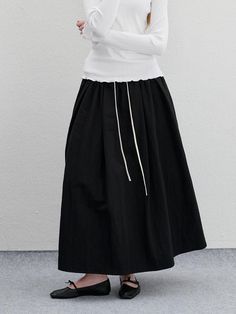 It is a maxi pleated skirt with drawstring point. The skirt is made of nylon blend cotton fabric and has wrinkled texture. The skirt has drawstring on the waist to adjust the size.- Elastic band waist- Side pockets- Pleated skirt- Maxi length Cotton Maxi Skirt With Drawstring And Relaxed Fit, Cotton Maxi Skirt With Drawstring, Relaxed Midi Skirt With Drawstring, Black Cotton Maxi Skirt With Elastic Waistband, Flowy Long Skirt With Drawstring, Maxi Pleated Skirt, Pleated Maxi Skirt, Skirt Maxi, Elastic Band